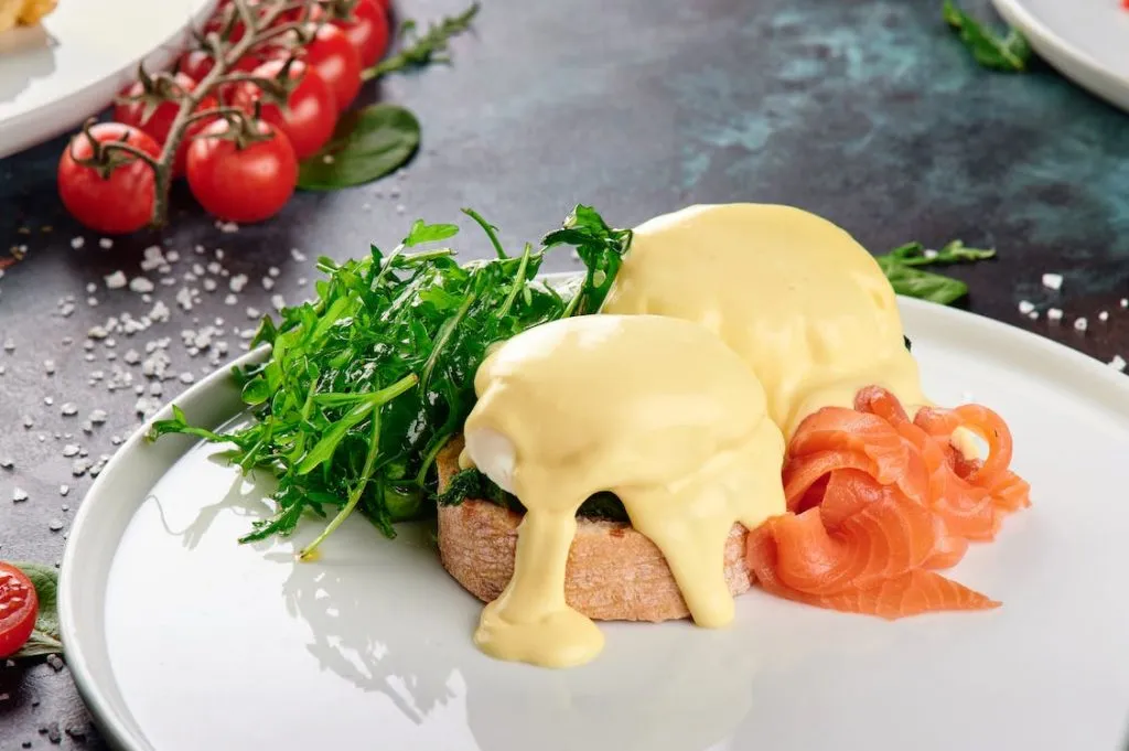 How-to-make-Eggs-Benedict